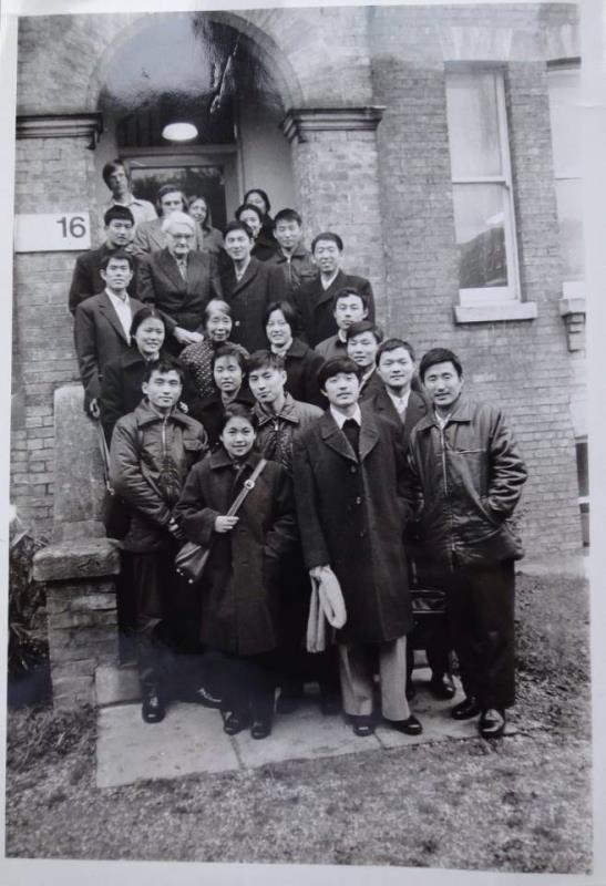 1979年在劍橋大學與李約瑟合影.jpg