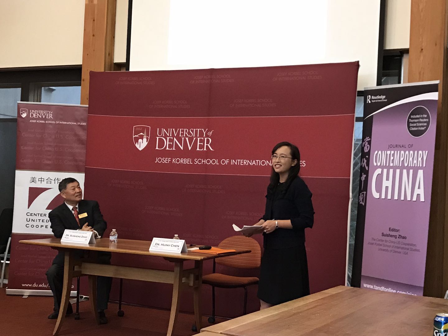 在丹佛大學開講座，旁邊主持人是我的導師趙穗生教授.jpeg