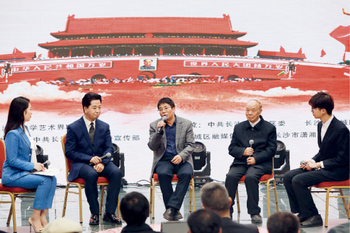 2019年4月13日，聶茂（中）在《共和國英雄》大型詩歌朗誦會后接受采訪   攝影_王智曦.png