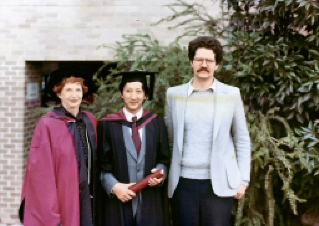 攝于作者的碩士畢業(yè)典禮后（1982年5月）。左為瑪塔博士，右為當(dāng)時在拉籌伯大學(xué)語言學(xué)系授課的一位美國老師，他也是作者碩士論文的評閱人之一.jpg
