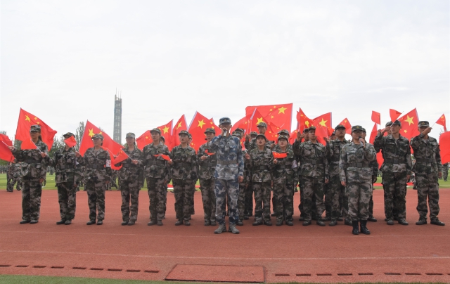 科大學學子青春告白祖國與國旗同框2.jpg