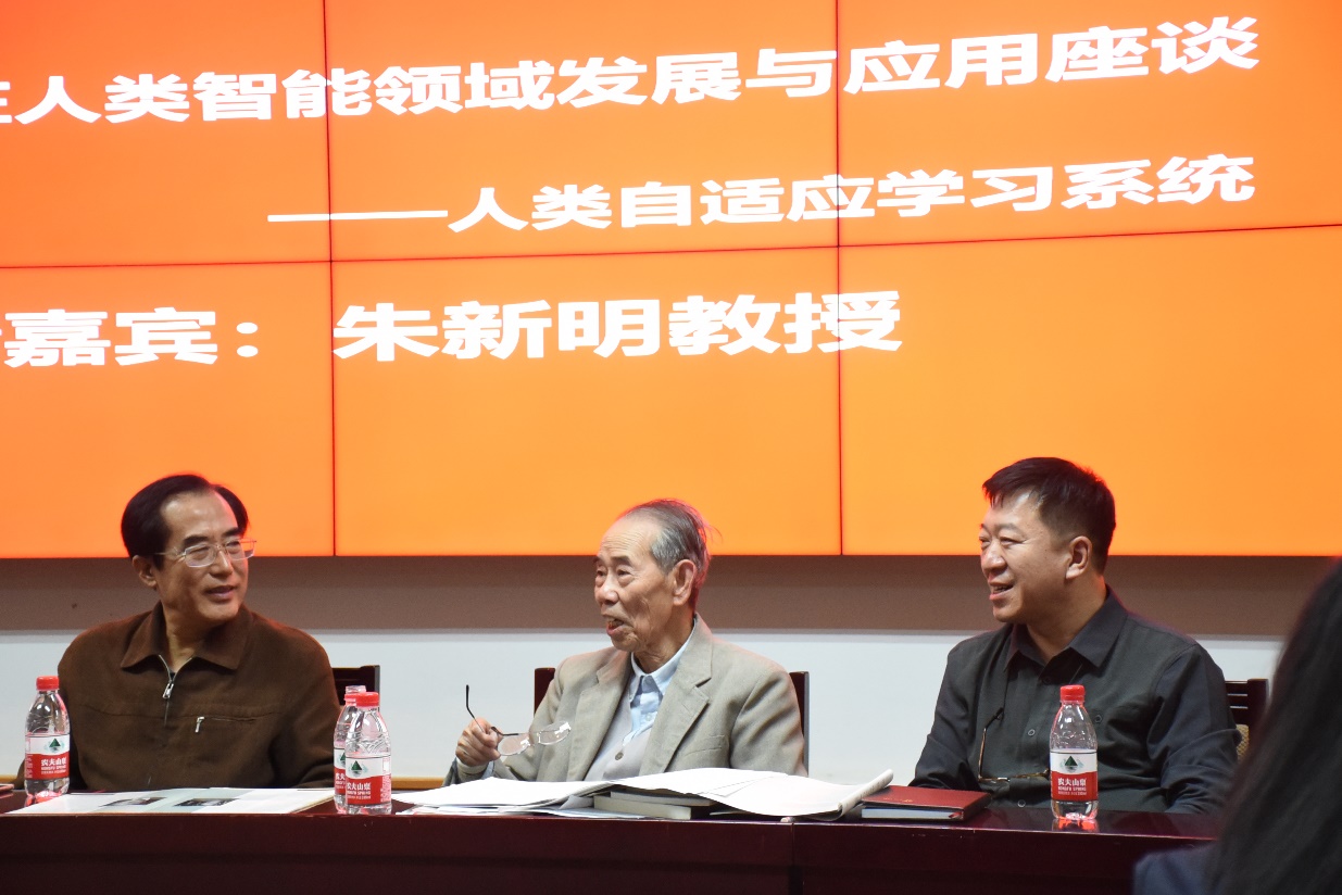 座談會現(xiàn)場。左為張彥春，中為主講人朱新明，右為曲池。.jpg