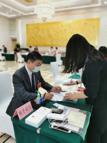 5月20日，政協(xié)會(huì)場(chǎng)簽到。唐江澎委員攝2.jpg