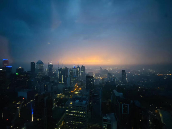 疫情暴發(fā)前作者城里寓所外的城市夜色.jpg