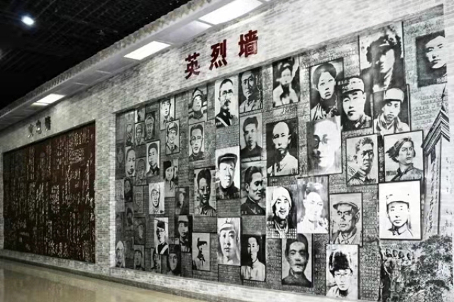 這是晉綏邊區(qū)革命紀(jì)念館的英烈墻，總導(dǎo)演第一次采風(fēng)時(shí)被強(qiáng)烈震撼，一定要把這面墻還原到舞臺(tái)上，讓后人深深的緬懷和銘記。演員們到達(dá)后，一致要求先到紀(jì)念館參觀學(xué)習(xí)。.jpg
