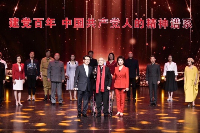 《詩意中國(guó)?紅色記憶》的壓軸節(jié)目是抗戰(zhàn)詩篇《我愛這土地》，但在今天賦予了新的意義，那就是共產(chǎn)黨人永遠(yuǎn)的初心。.jpg