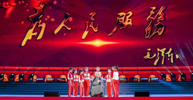 表演藝術(shù)家喬榛老師和興縣一二〇師學(xué)校的孩子們演繹《為人民服務(wù)的故事》，這個(gè)故事在短短2天內(nèi)，他不知道給孩子們講了多少遍了。.jpg