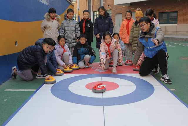圖三青島基隆小學(xué)開展陸地冰壺運動.JPG