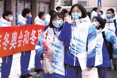 1月23日，在北京交通大學(xué)，首批冬奧志愿者準(zhǔn)備出發(fā)。當(dāng)日，北京交通大學(xué)首批冬奧志愿者集結(jié)出發(fā)。據(jù)了解，首批80名師生志愿者將在國(guó)家體育館開展志愿服務(wù)工作。新華社記者 任超 攝.jpg