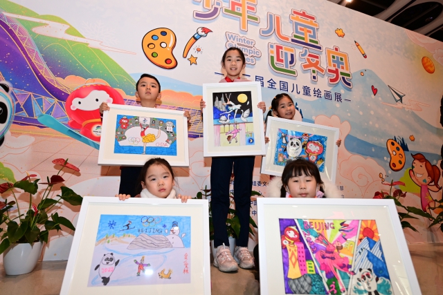 少年兒童迎冬奧——第二屆全國(guó)兒童繪畫展”今天在中國(guó)婦女兒童博物館開幕。從2022幅作品中精心遴選出的300余幅代表作，分為“我的童年冬奧夢(mèng)”“靈巧小手畫冬奧”“冰雪迎春喜洋洋”“攜手奮進(jìn)向未來(lái)”四個(gè)篇章進(jìn)行展示。2.jpg