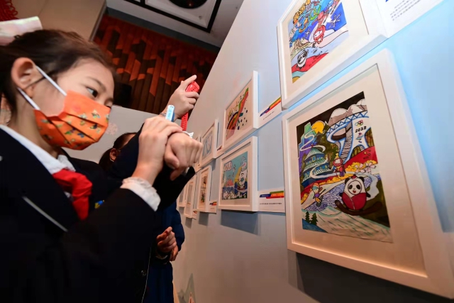 少年兒童迎冬奧——第二屆全國(guó)兒童繪畫展”今天在中國(guó)婦女兒童博物館開幕。從2022幅作品中精心遴選出的300余幅代表作，分為“我的童年冬奧夢(mèng)”“靈巧小手畫冬奧”“冰雪迎春喜洋洋”“攜手奮進(jìn)向未來(lái)”四個(gè)篇章進(jìn)行展示。1.jpg