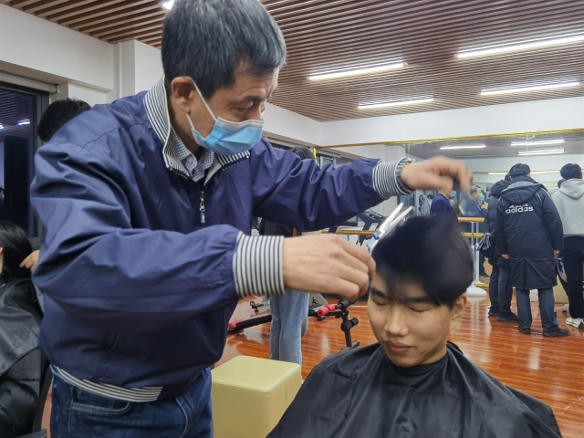 曹樹謙教授在給學(xué)生理發(fā)。.jpg