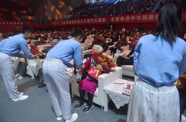 2022級學(xué)生代表向北航首屆學(xué)生、1952級校友代表獻(xiàn)花。學(xué)校供圖.jpg