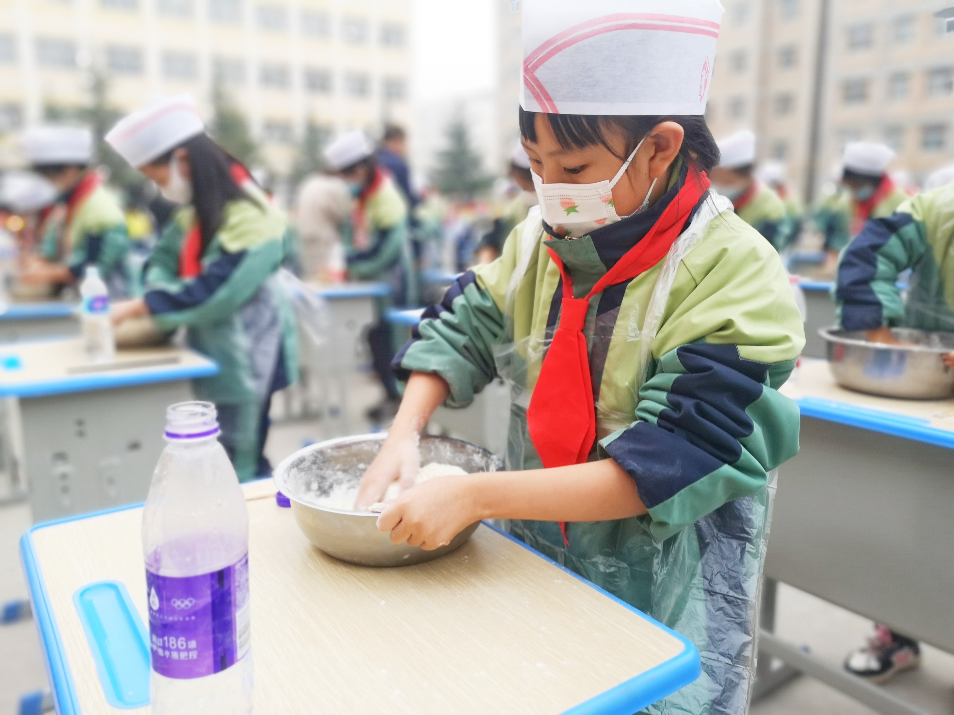 2022年11月8日，甘肅省華亭市實(shí)驗(yàn)小學(xué)學(xué)生在勞動(dòng)教育技能展示活動(dòng)中比賽“和面”。.jpeg