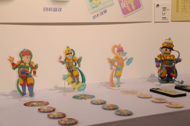 活動現(xiàn)場展出的學(xué)生作品創(chuàng)意無限，精彩紛呈（鄭逸潔 攝） (6).jpg
