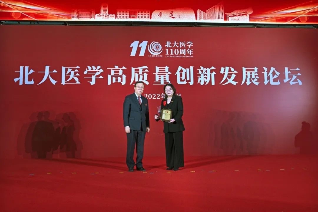 北京大學(xué)黨委書(shū)記郝平為獲獎(jiǎng)?wù)哳C獎(jiǎng)。學(xué)校供圖.jpg