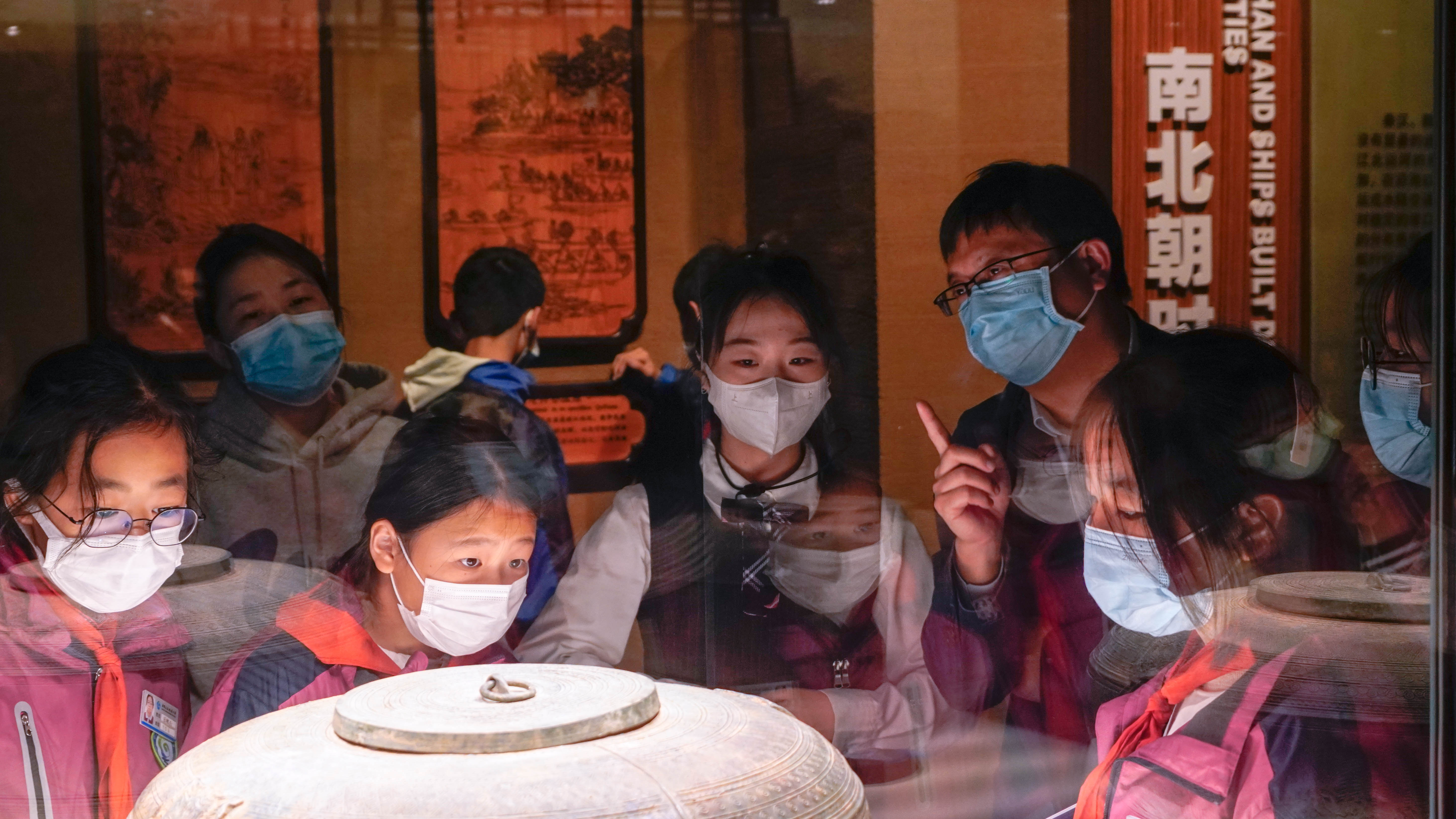 大、中學(xué)生在中國港口博物館參觀 學(xué)校供圖.jpg