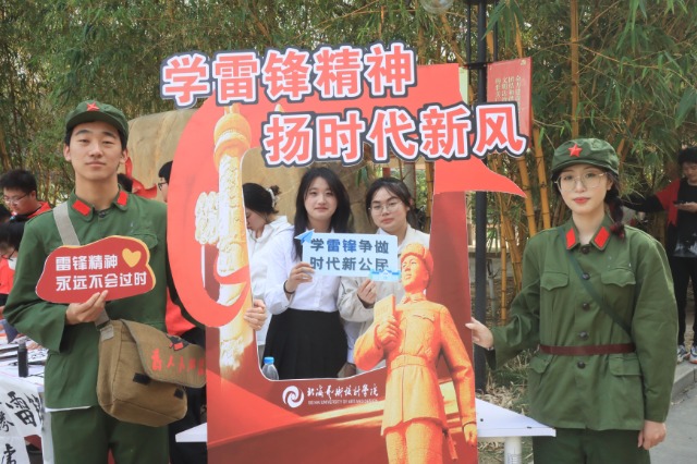 直播活動現(xiàn)場打卡拍照。北海藝術(shù)設(shè)計學(xué)院供圖.jpg