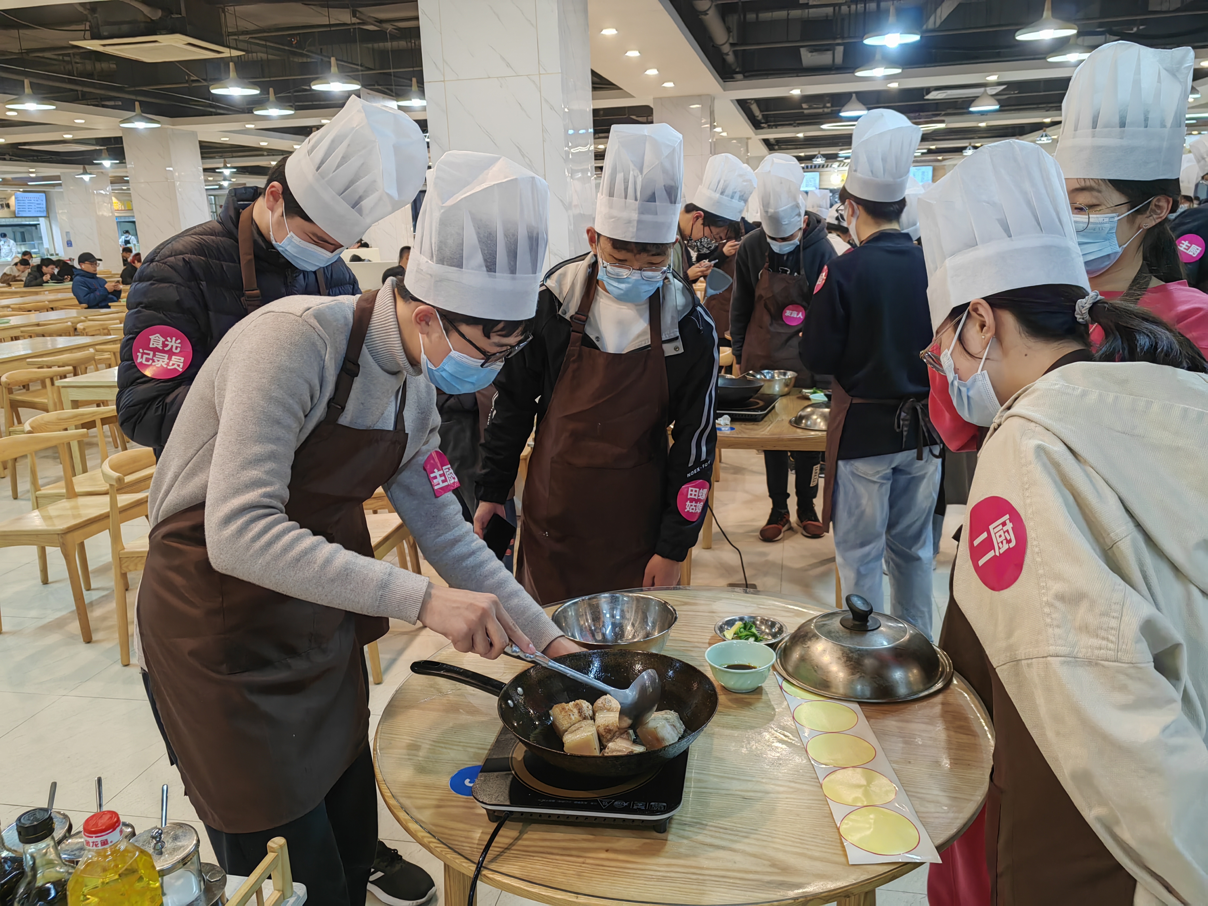 華東理工大學(xué)將勞動(dòng)教育課堂搬到食堂。（學(xué)校供圖）.jpg