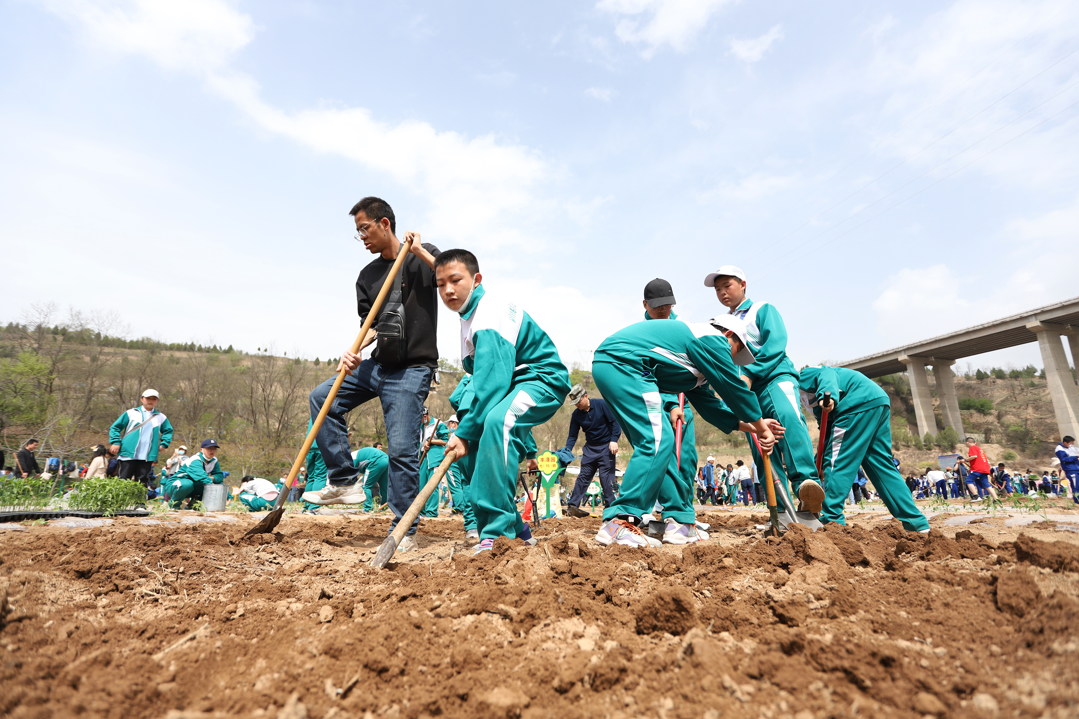 10——4月27日，在甘肅省平?jīng)鍪械谒闹袑W行知園學農(nóng)基地里，老師、家長和學生在翻地。.JPG