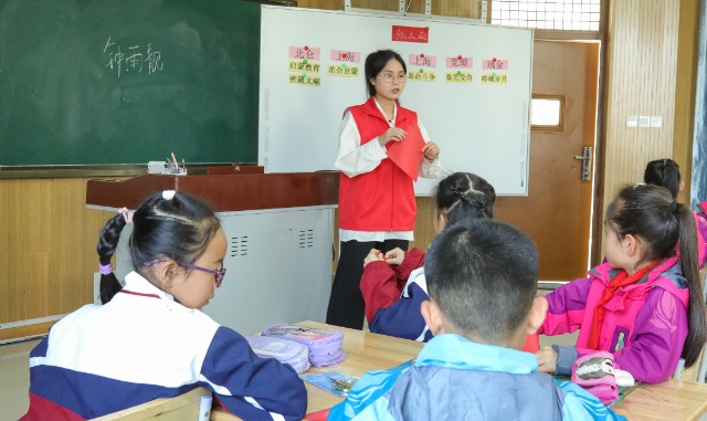 寧波衛(wèi)生職業(yè)技術(shù)學(xué)院“張人亞精神尋訪團(tuán)”宣講團(tuán)成員走進(jìn)惠風(fēng)書(shū)院宣講 學(xué)校供圖.jpg