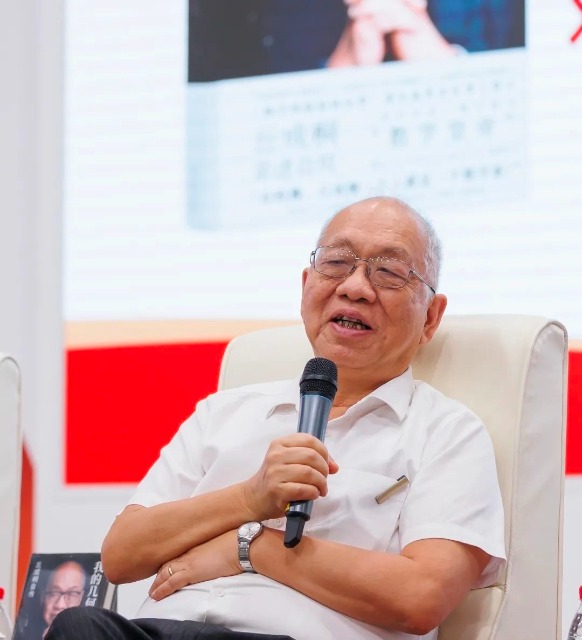活動中的丘成桐先生。學(xué)校供圖.jpg