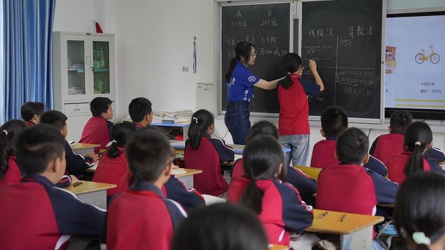 暑期實(shí)踐團(tuán)隊(duì)在當(dāng)?shù)剡M(jìn)行支教。學(xué)校供圖.jpg