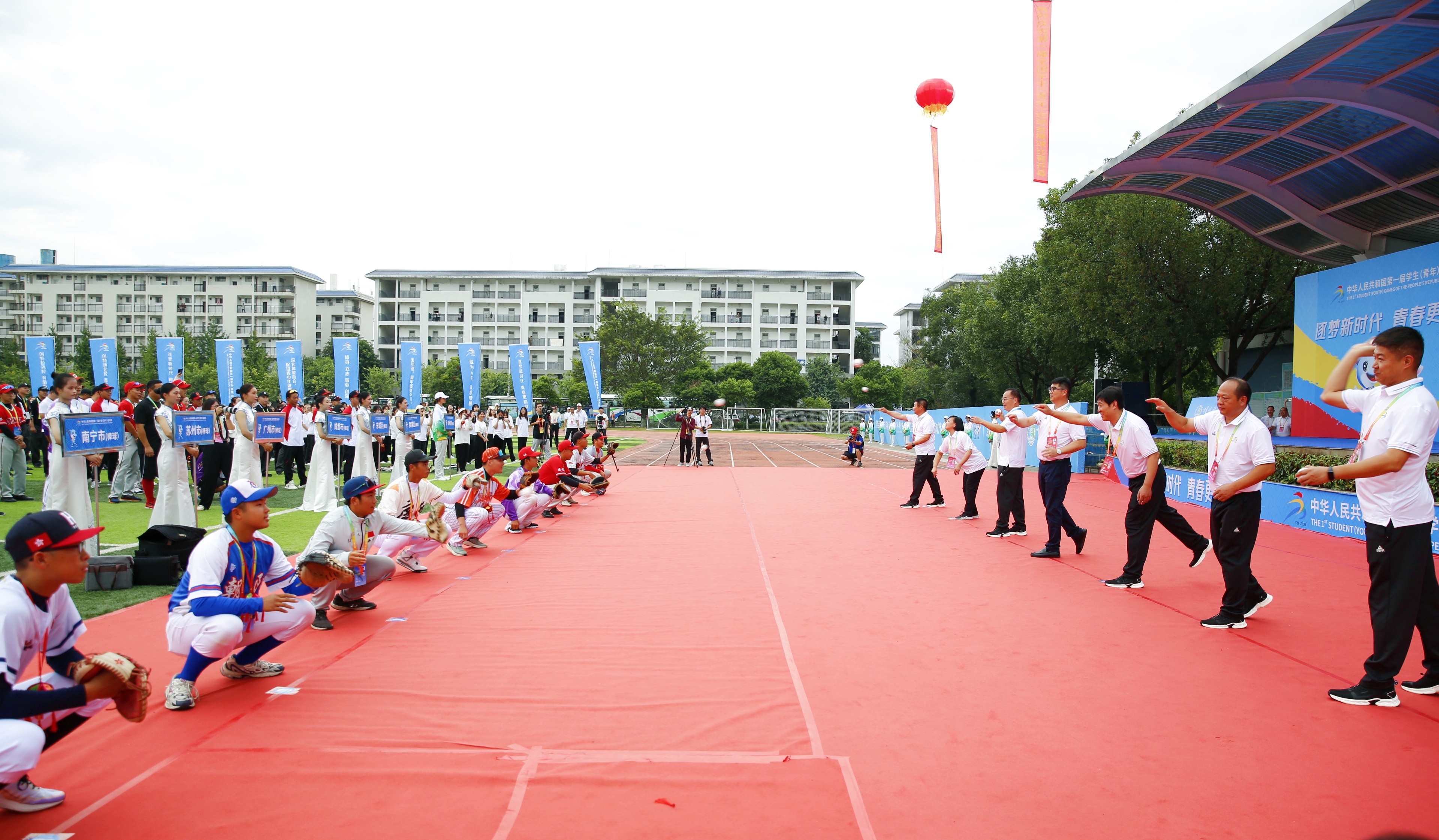 主席臺上領(lǐng)導、嘉賓為比賽開球.jpg