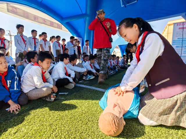 學(xué)生在教官指導(dǎo)下進(jìn)行心肺復(fù)蘇全流程實(shí)踐。.jpg