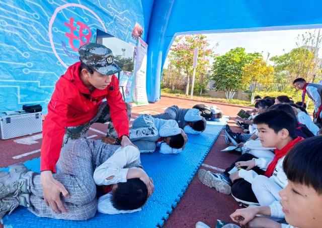 教官向?qū)W生傳授校園安全防踩踏知識(shí)。.jpg