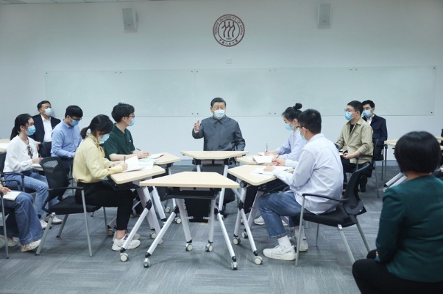 2022年4月25日，習(xí)近平總書記來到中國人民大學(xué)考察調(diào)研。這是總書記在立德樓觀摩思政課智慧教室現(xiàn)場教學(xué)并參與討論。