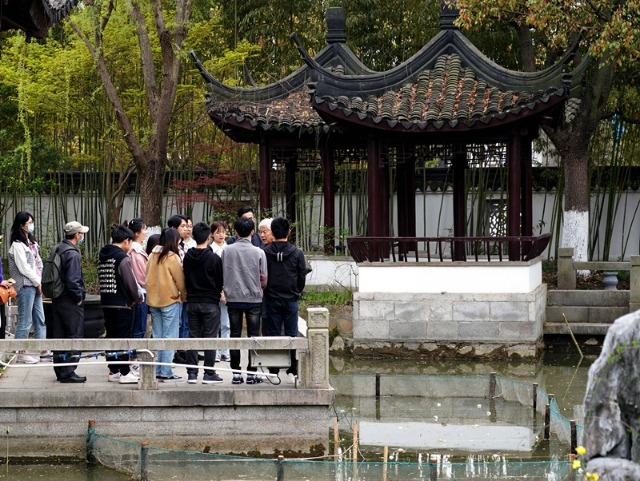 2021年3月30日，在上海交通大學(xué)南蘇園的“微型洱?！迸?，孔海南教授為學(xué)生們打造“沉浸式”思政課。