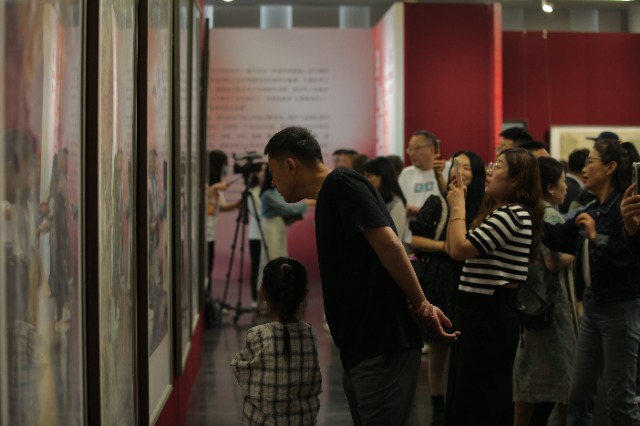 參觀者駐足欣賞中小學(xué)美術(shù)教師作品。活動方供圖.jpg