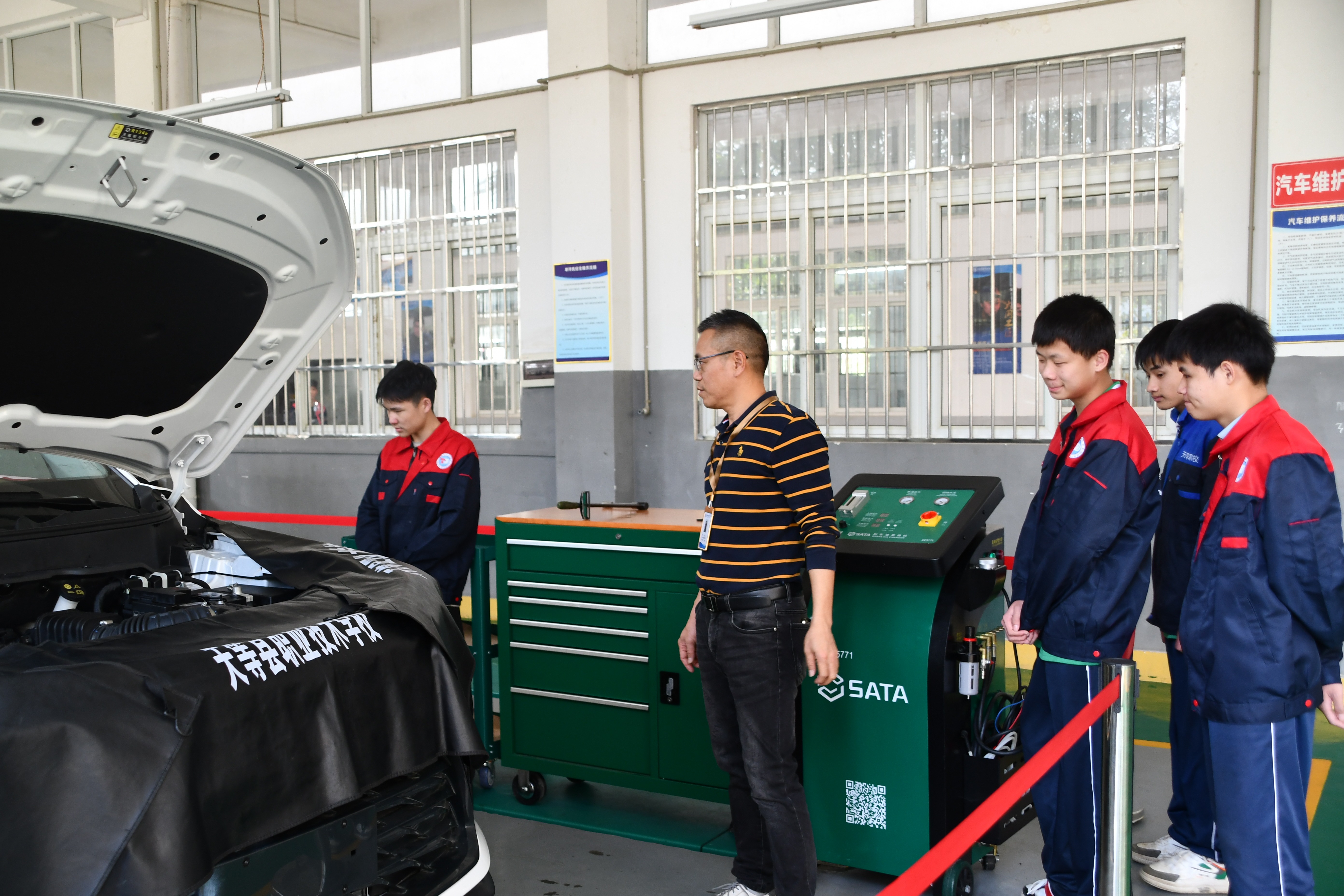 幫扶教師指導(dǎo)學(xué)生進(jìn)行汽車維修實訓(xùn)（閉利堂   拍攝）.JPG