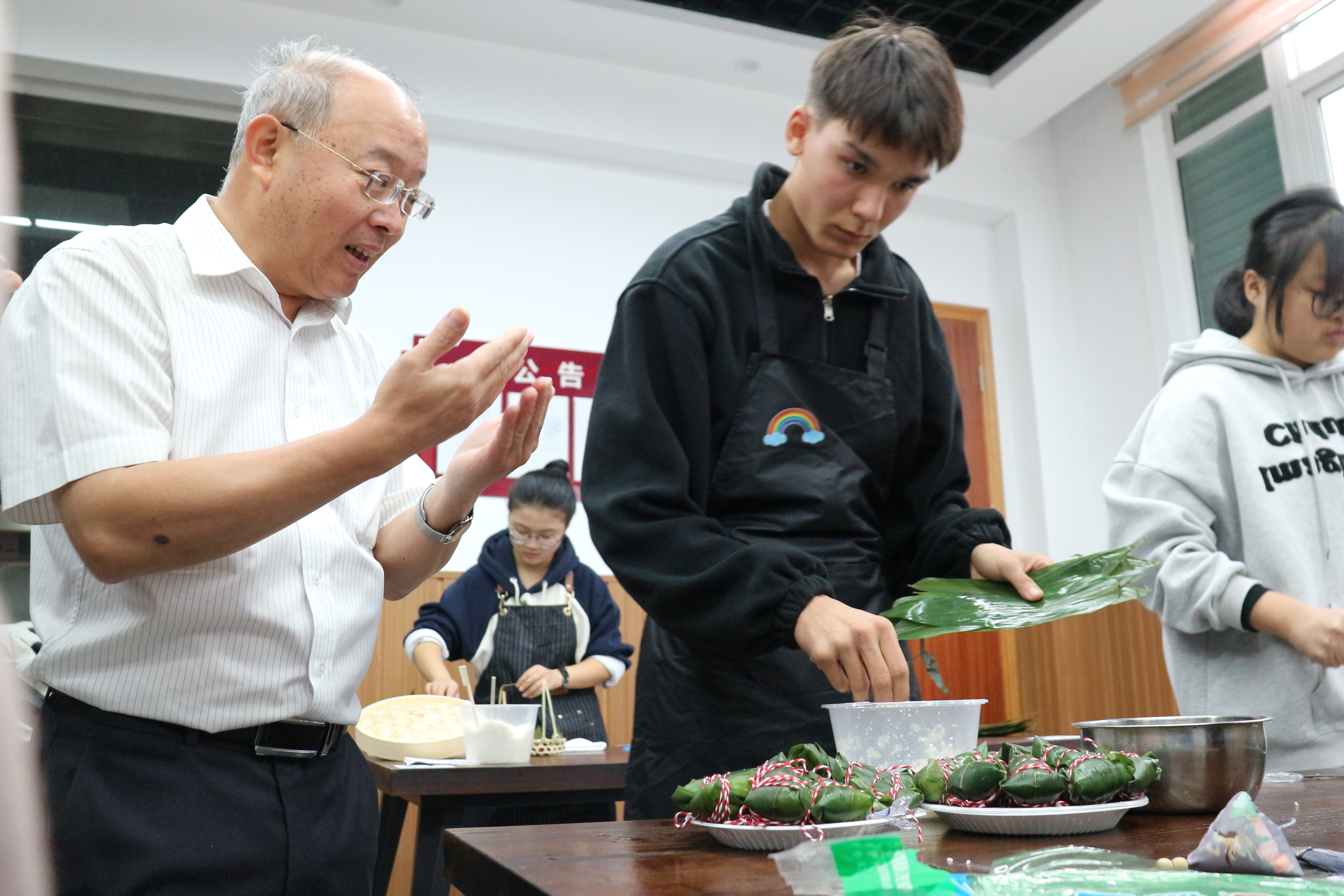 寧波行知職高新疆班學(xué)生制作的粽子得到“時(shí)代楷?！卞X海軍的肯定 慈溪市教育局供圖.JPG