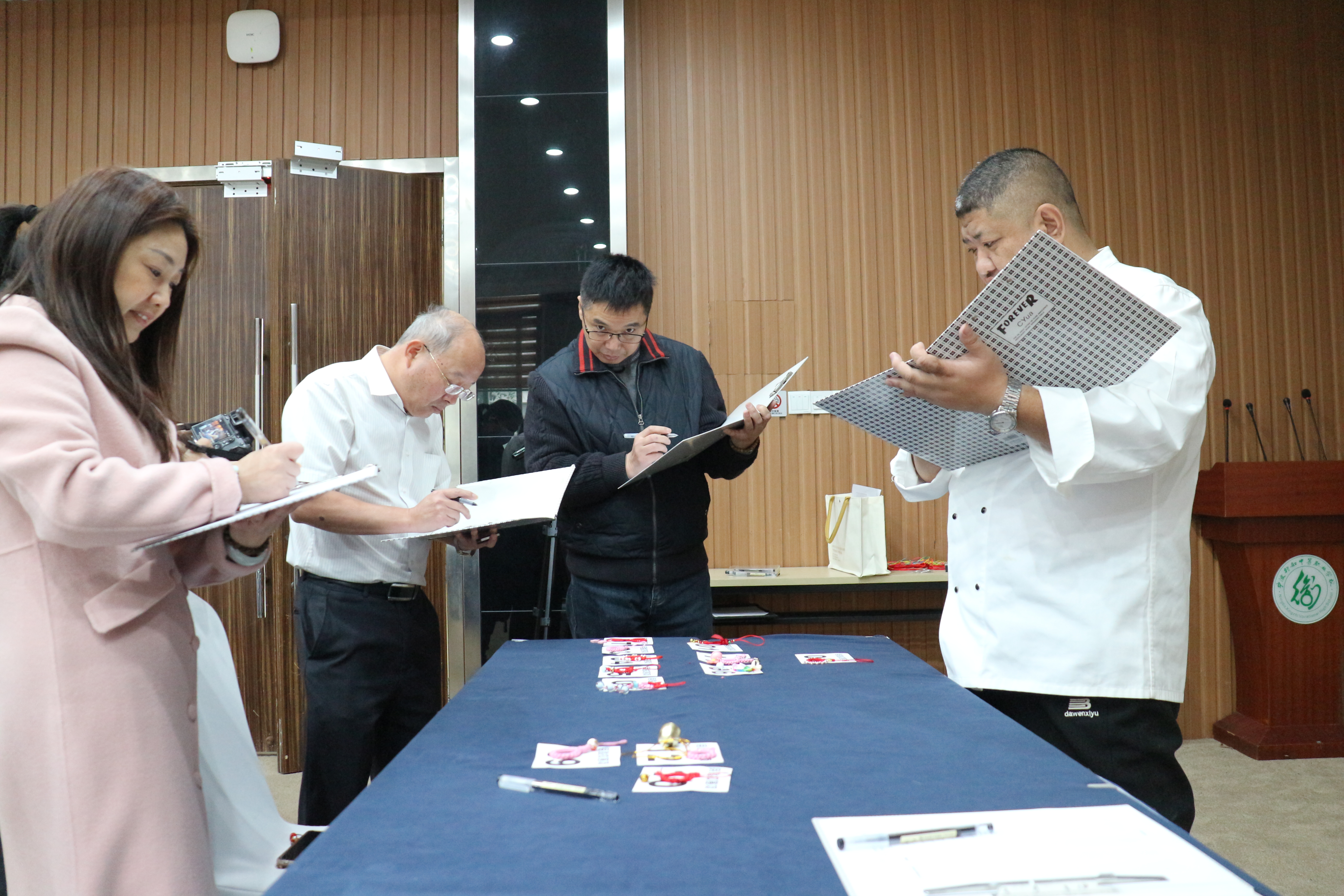 專業(yè)評(píng)委和大眾評(píng)委共同對(duì)學(xué)生們的作品進(jìn)行現(xiàn)場(chǎng)打分 慈溪市教育局供圖.JPG