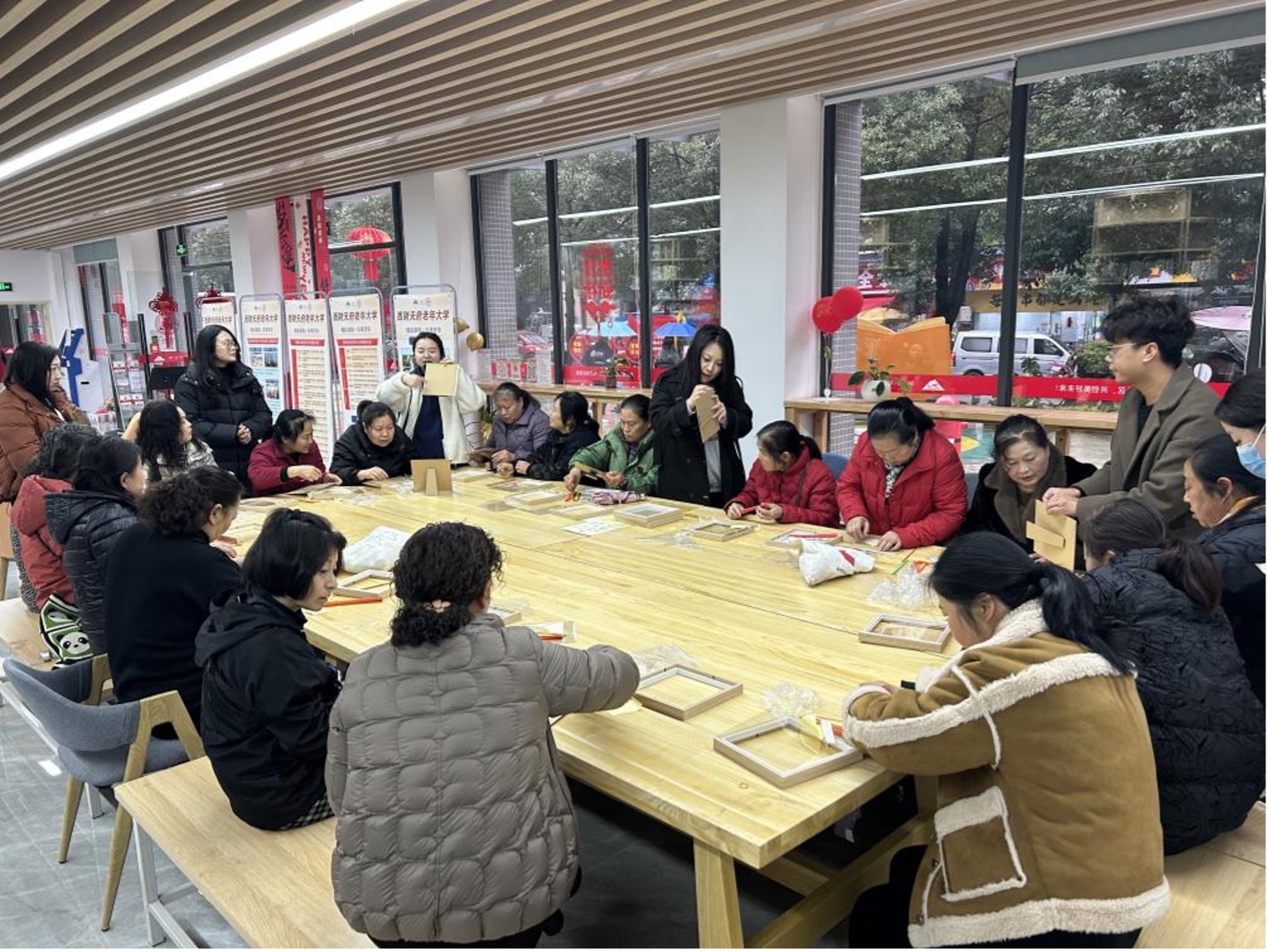 居民體驗(yàn)非遺竹編。西南財經(jīng)大學(xué)天府學(xué)院供圖.jpg