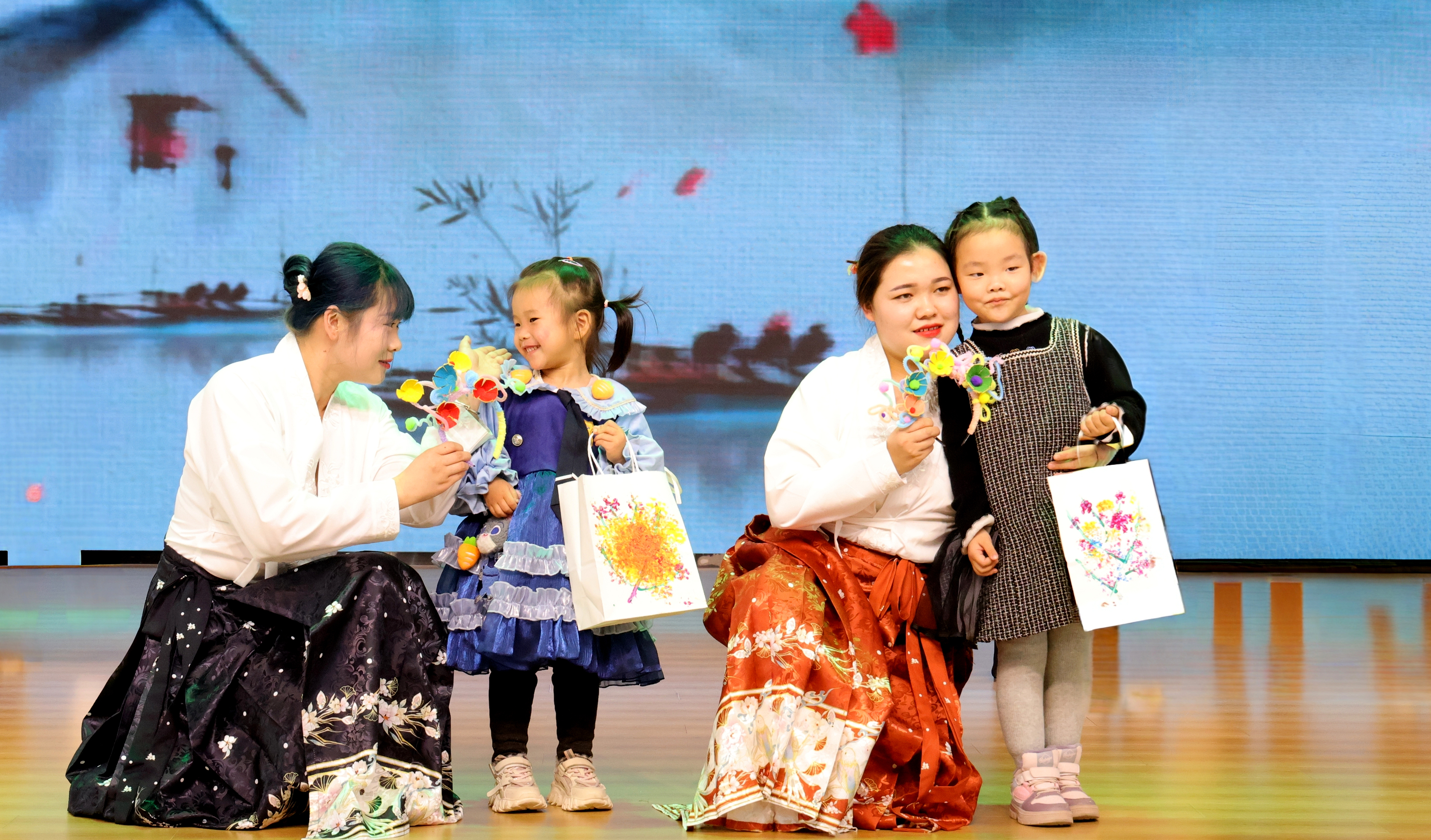 “女神劇場”小班幼兒和媽媽們戴著制作的非遺簪花在舞臺走秀。宋雪蓮攝.jpg