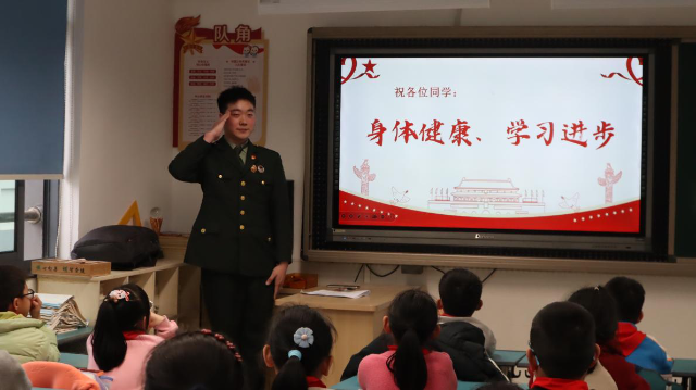 浙大寧波理工學(xué)院國旗護(hù)衛(wèi)隊來到寧波鎮(zhèn)明中心小學(xué)上國防教育公開課 徐銘菲 攝.png