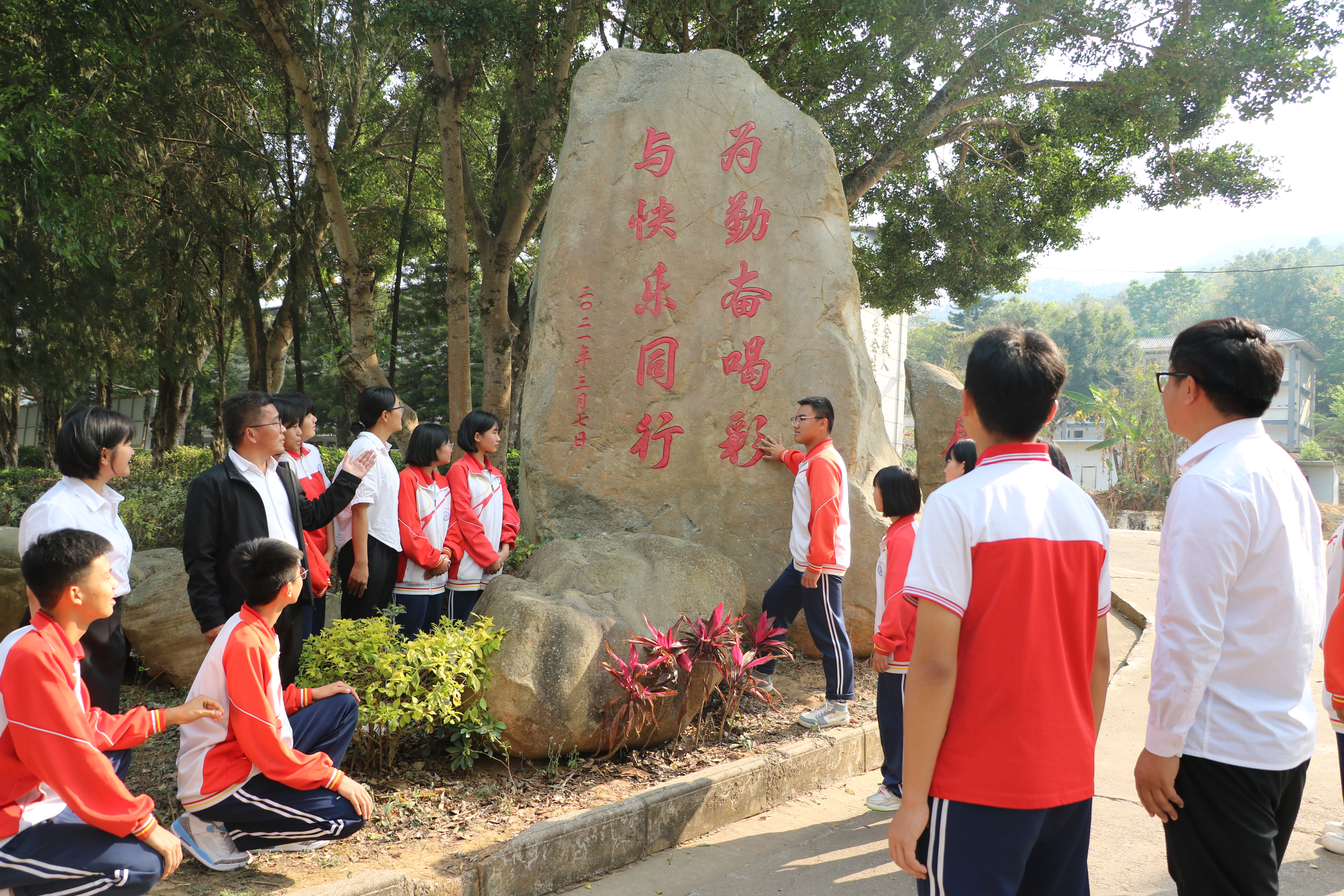 初中部校長在導(dǎo)覽活動中對學(xué)生講解校訓(xùn)石與學(xué)校的歷史淵源.jpg