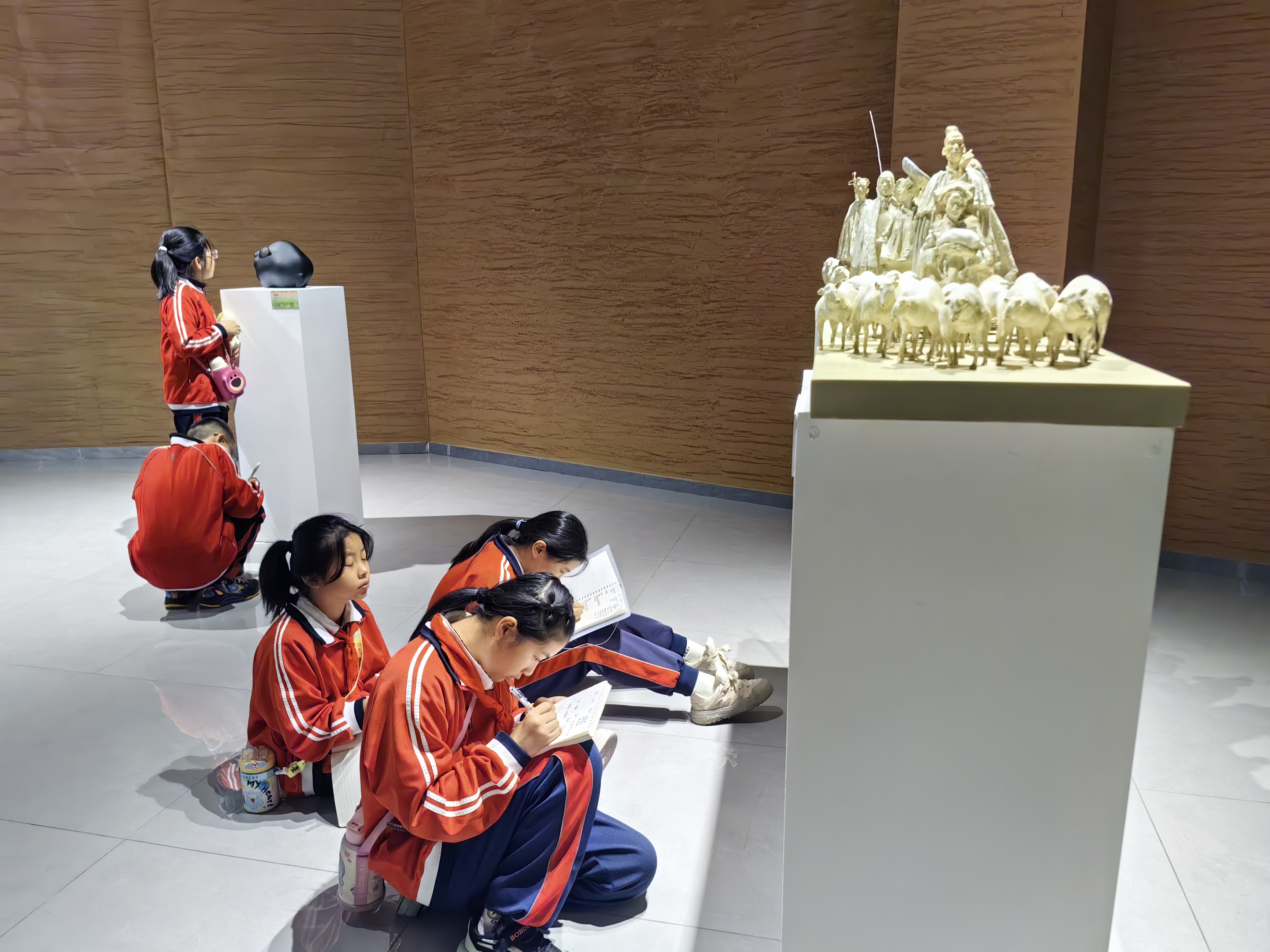 學生走進雕塑藝術館2.jpg
