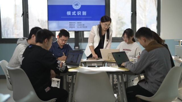 謝鳳英指導(dǎo)學(xué)生。資料圖片.jpg