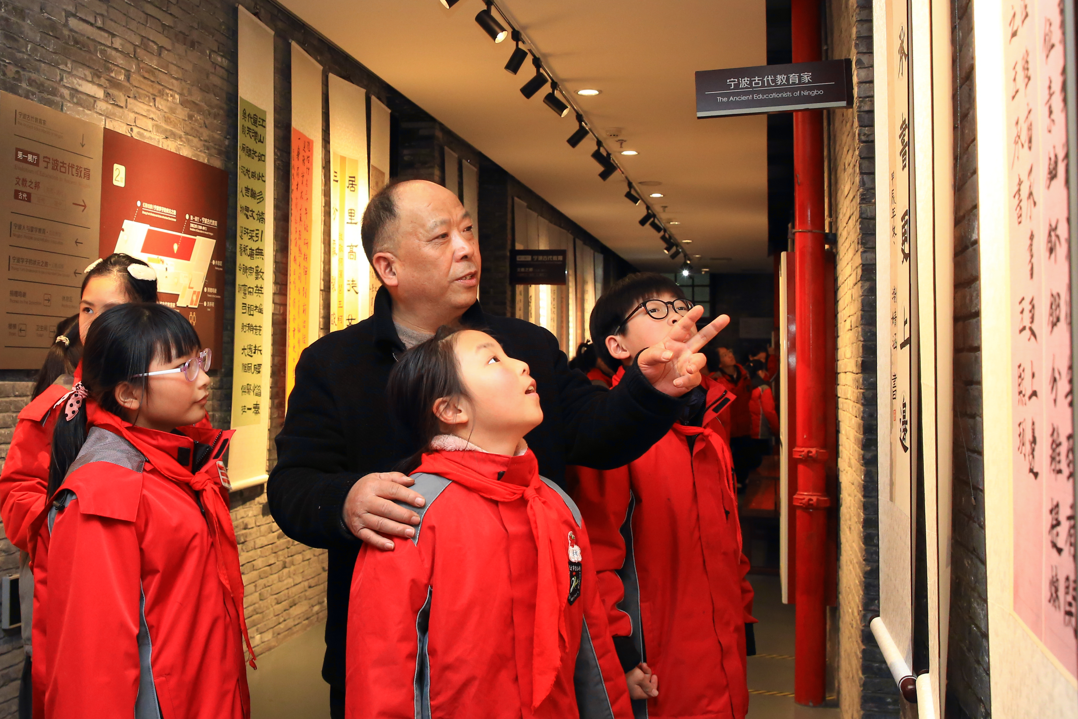 20241224海曙區(qū)信誼小學(xué)師生書法作品展啟幕（“書寫科學(xué)家精神，點(diǎn)亮藝術(shù)夢想”海曙區(qū)信誼小學(xué)第八屆“童萌”書法節(jié)師生作品展）.jpg