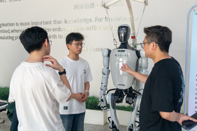 公眾參與體驗(yàn)中國科學(xué)院寧波材料所機(jī)器人科技成果 寧波材料所供圖.jpg