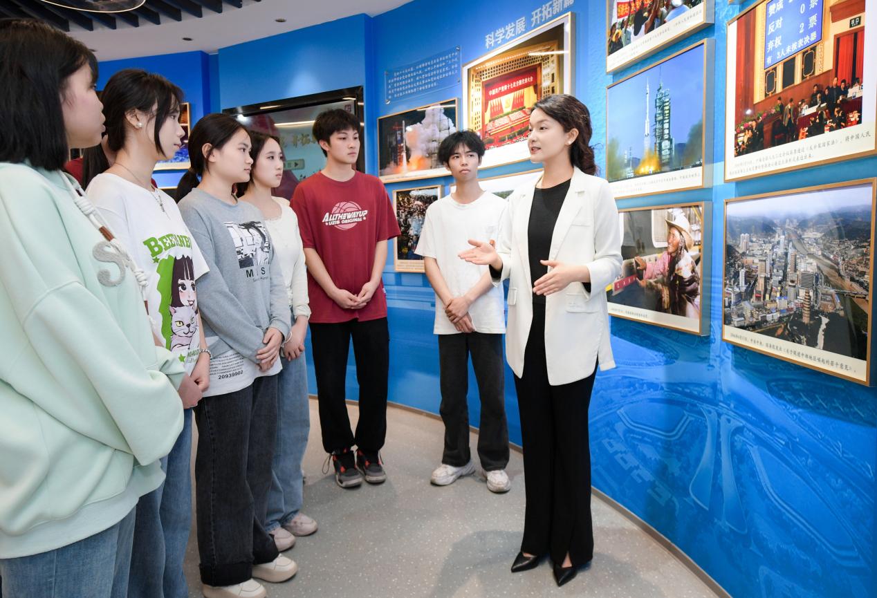思政課教師在中國夢主題場館內(nèi)開展愛國主義教育實(shí)踐教學(xué)活動