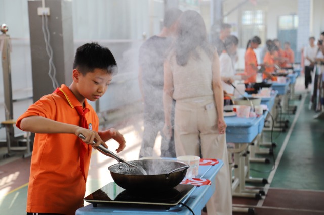 勞動(dòng)技能比賽廚藝比拼   景東縣民族小學(xué)供圖1.jpg