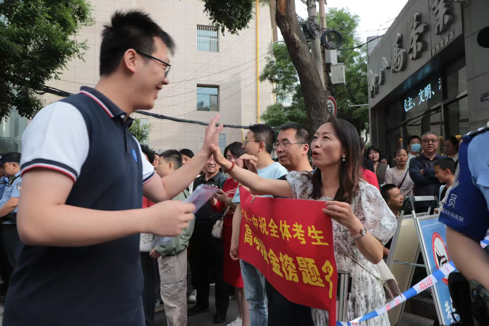 首場考試開考前，蘭州一中教師在考場外暖心陪考送祝福，鼓勵學生從容應對。（馬綺徽 攝）.jpg