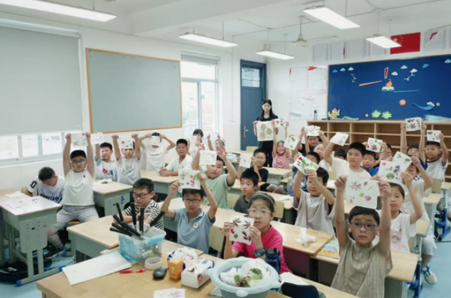 寧波衛(wèi)生職院實踐團帶領(lǐng)越溪小學(xué)學(xué)生開展植物拓印 學(xué)校供圖.png